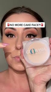 Huda Beauty GloWish Luminous Powder Foundation